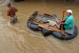Improvised flood transport in Hat Yai (2005) - Click for larger image