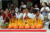 Waiting to give to the monks, Hat Yai - Click for larger image Waiting to give to the monks, Hat Yai - Click for larger image