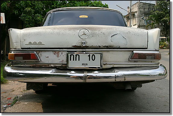 Old Mercedes share taxi for journeys between Hat&nbsp;Yai and Satun