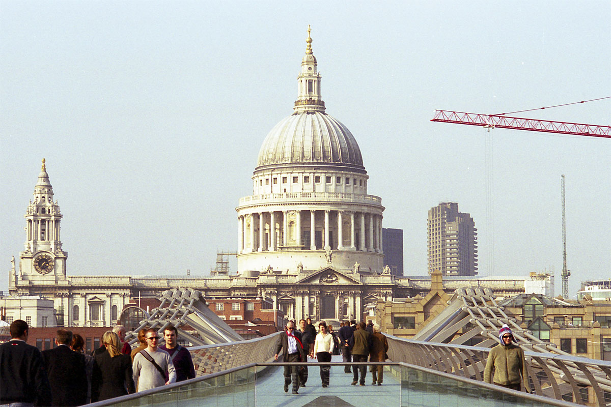 London Millennium Footbridge shortly after it opened