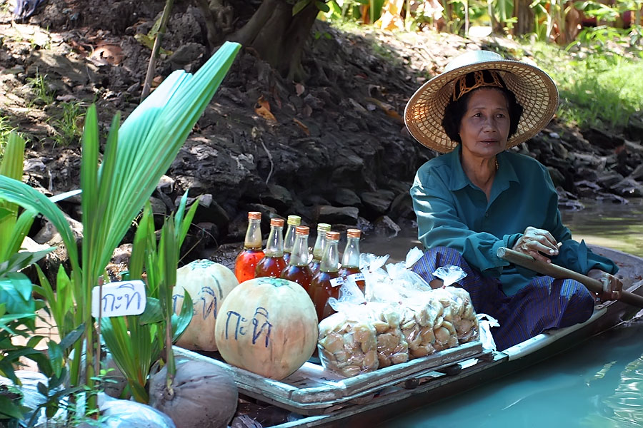 This famous Thai floating market is just a big tourist trap, unfortunately