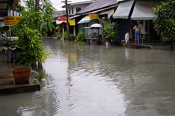 A  small flood in Hat Yai during December 2003