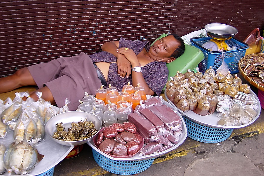 Thai streets are normally very noisy but this doesn't stop Thais from sleeping