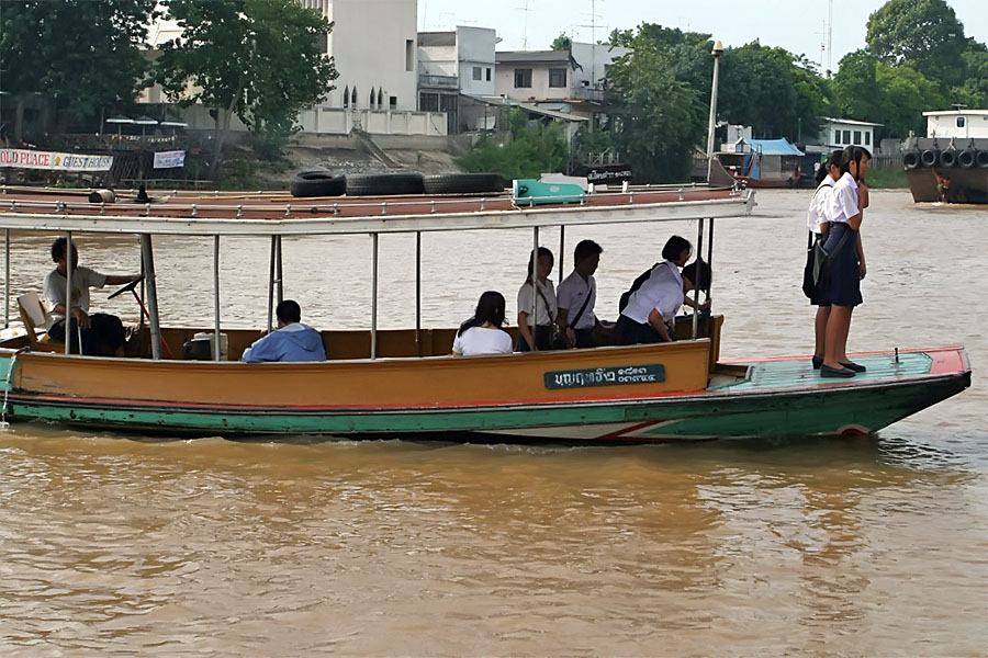 The Chao Phraya river connects Bangkok and Ayuthaya making it possible to travel from one place to the other by boat