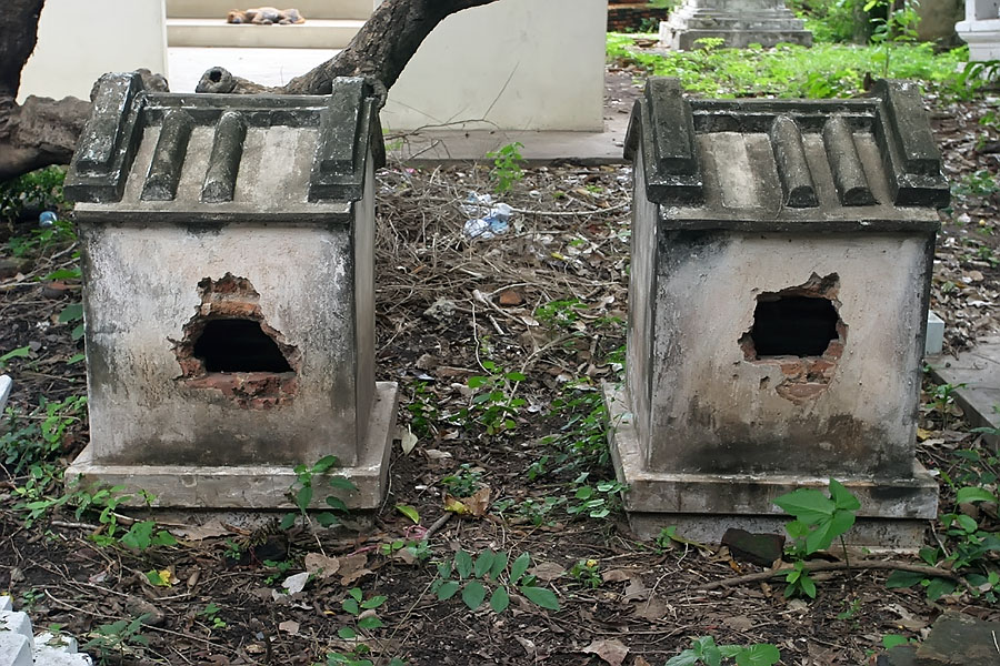 In this cemetery there was hardly a grave that hadn't been broken into by grave robbers