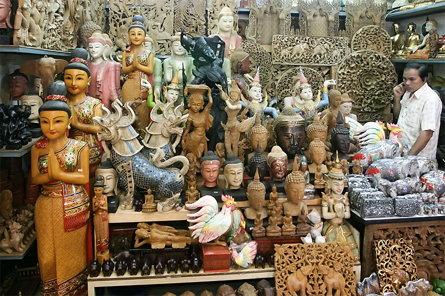 Buddha images and items depicting Thai culture on sale at Jatujak market
