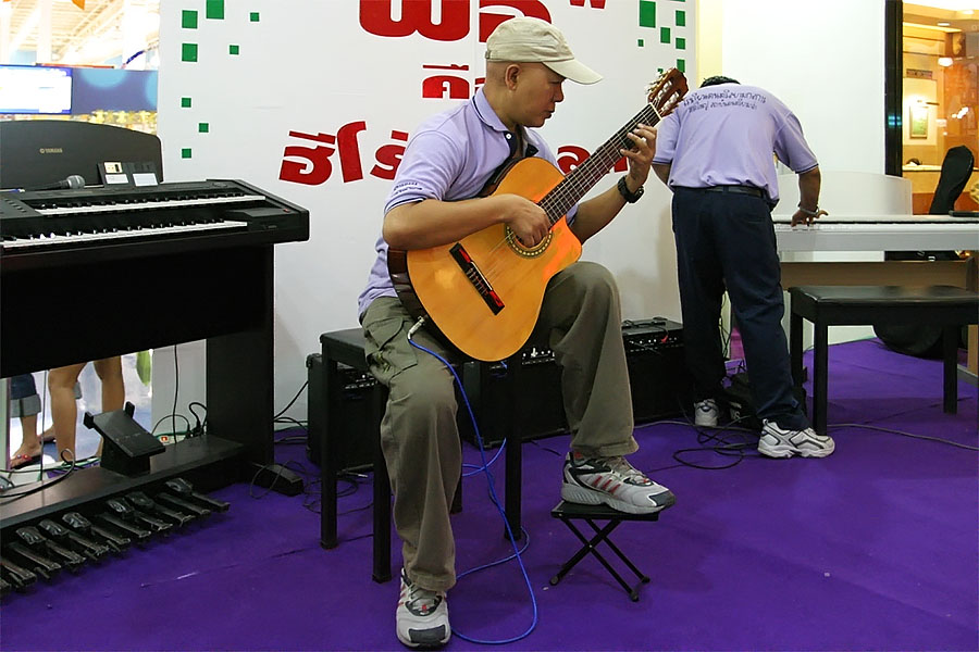A very talented Thai classical guitar player