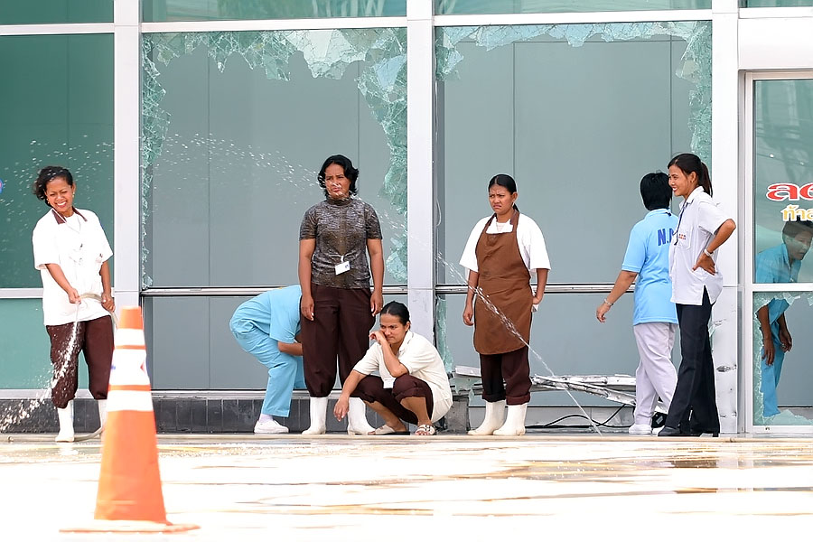 Clearing up damage after the Carrefour blast, Hat Yai
