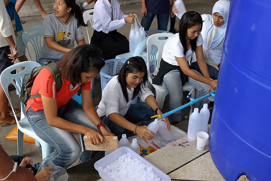 Students preparing drinking water for the flood victims