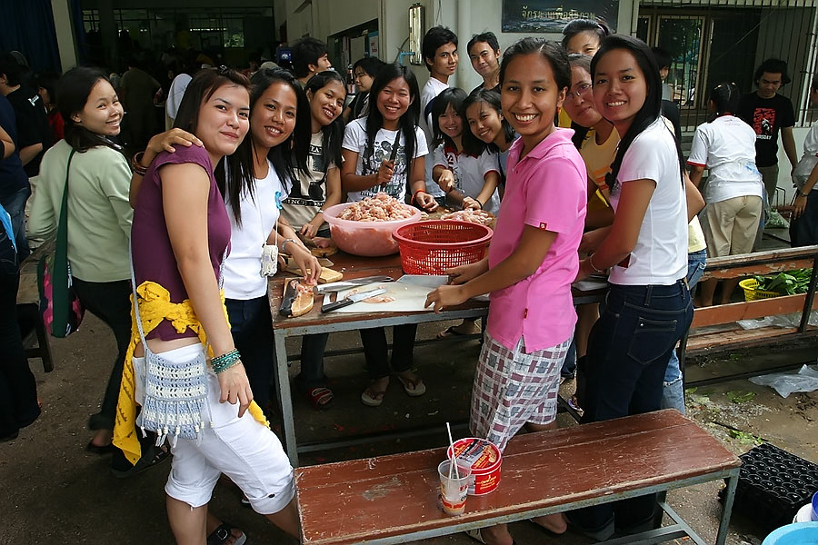 Students cooking food for the flood victims