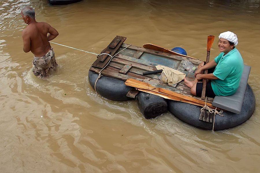 Improvised flood transport in Hat Yai