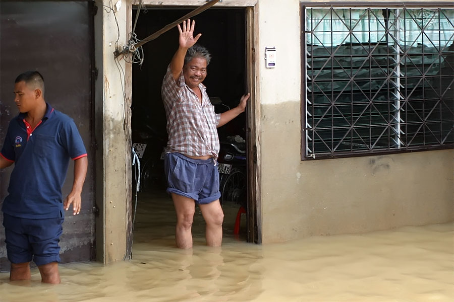 Despite having flooded homes, the Thais still wave and smile