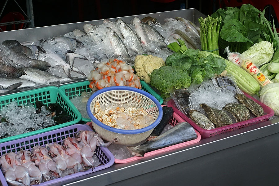 Fish and seafood restaurants usually display the raw fish on ice at the front of the restaurant