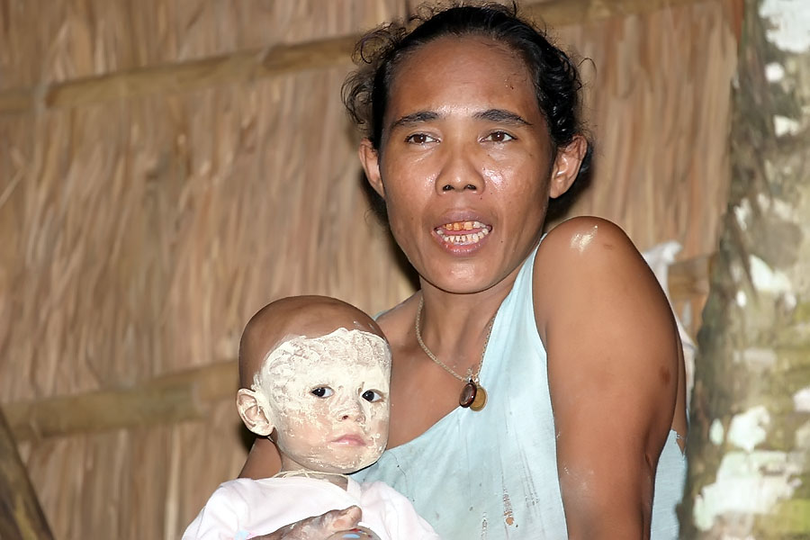 Mon mother and child in Sangkhlaburi