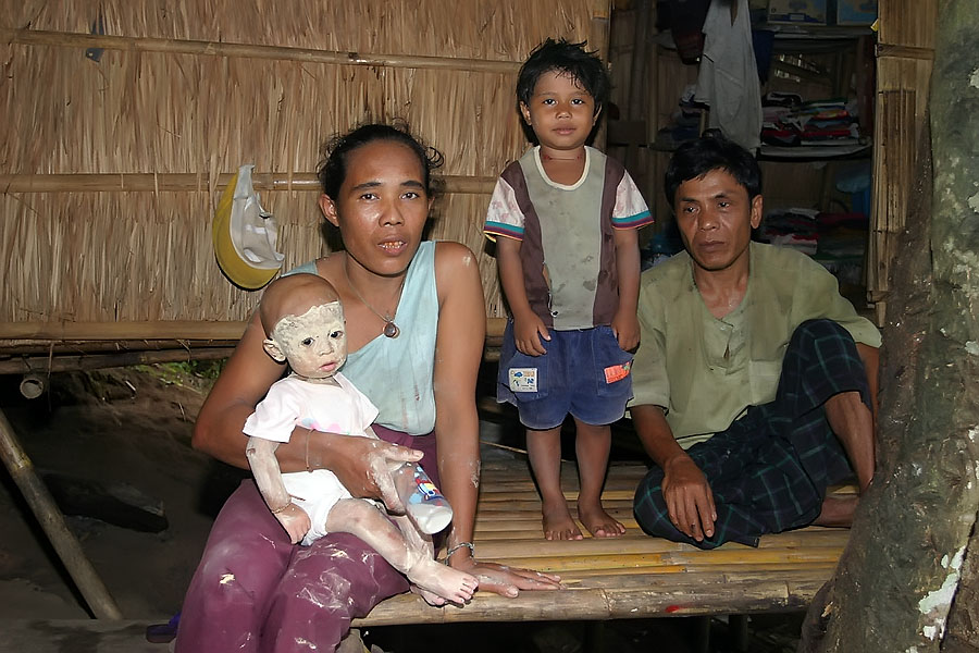 Mon family in Sangkhlaburi who very kindly posed for this photo