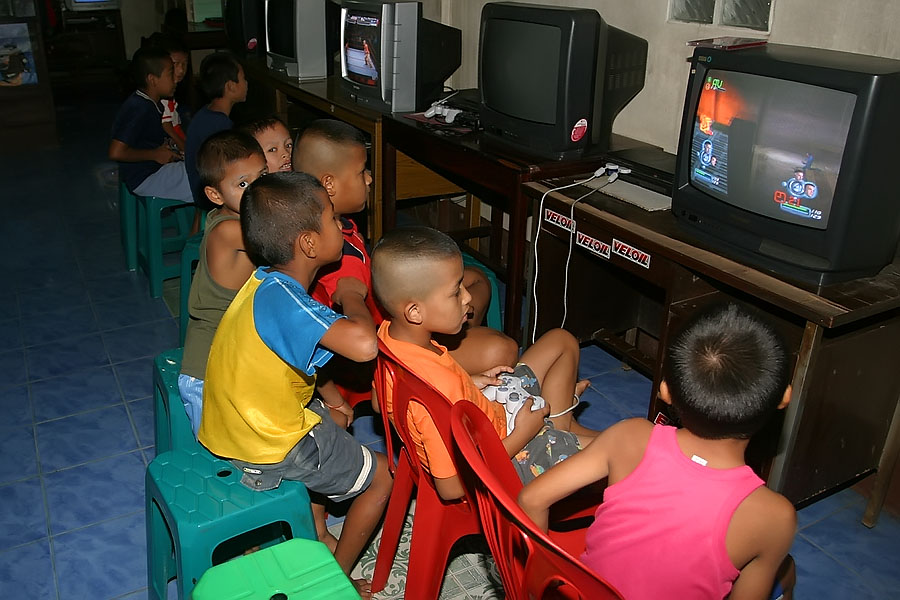 Mon children amusing themselves with some very lo-tech computer games