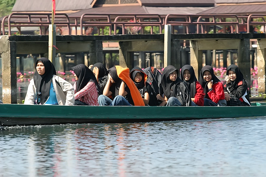 Muslim schoolgirls at Thale Noi, Phattalung province, Thailand