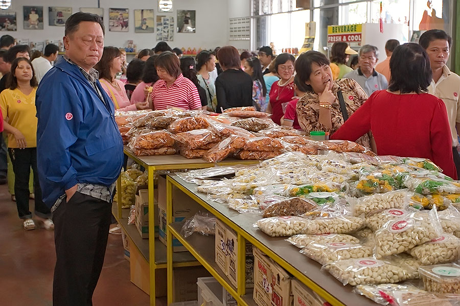 Chinese Malaysian shoppers, Hat Yai, Thailand