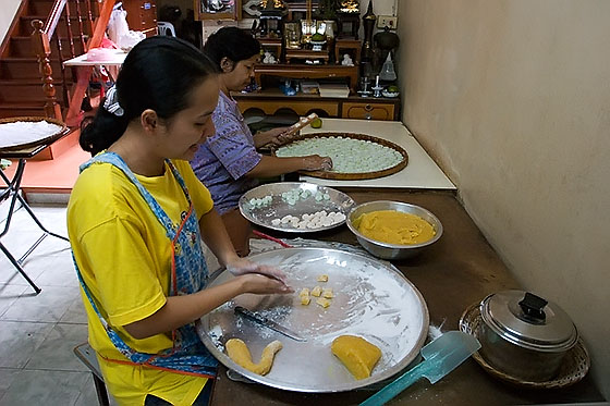 Making Thai desserts (kanom)