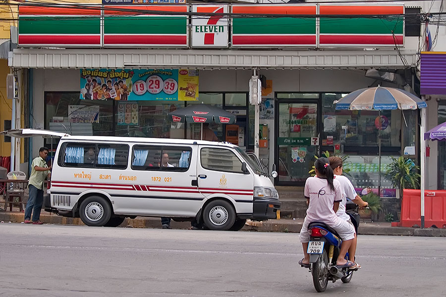 Minivans in Dannok leaving for Hat Yai