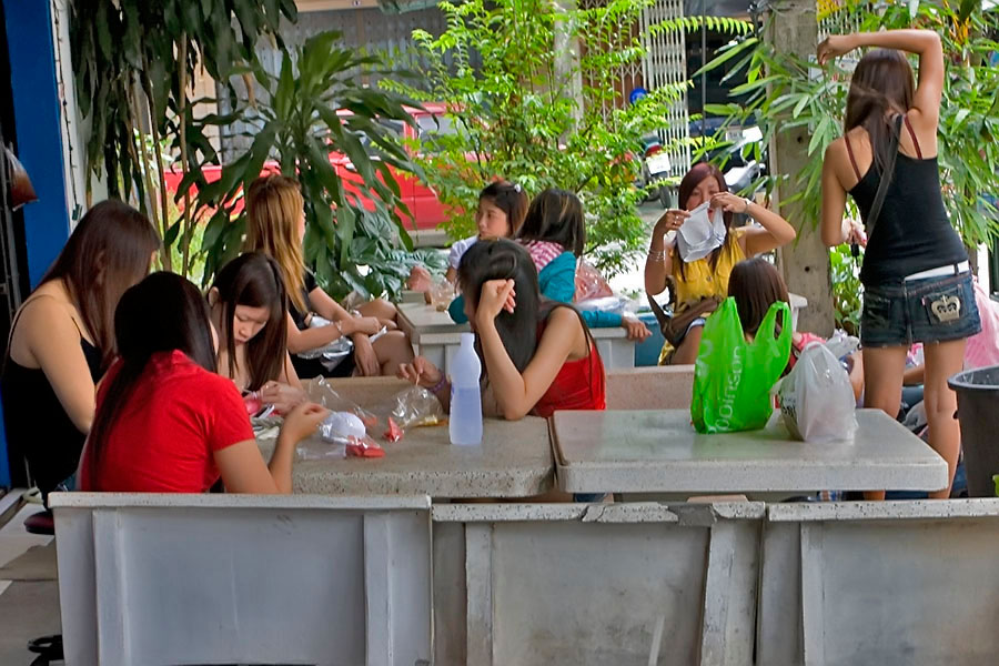 The Thung Sao area in 2008 - I believe the girls are still there, but not so visible these days