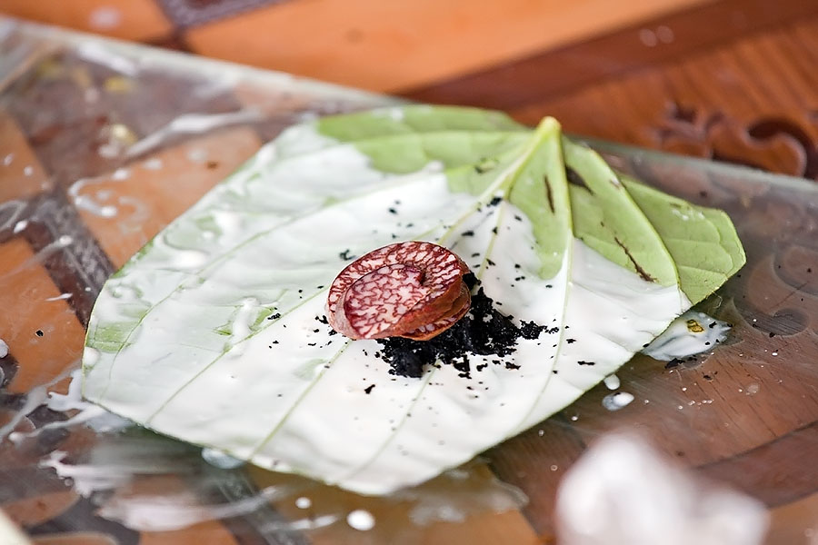 Many Burmese in Mae Sot chew betel