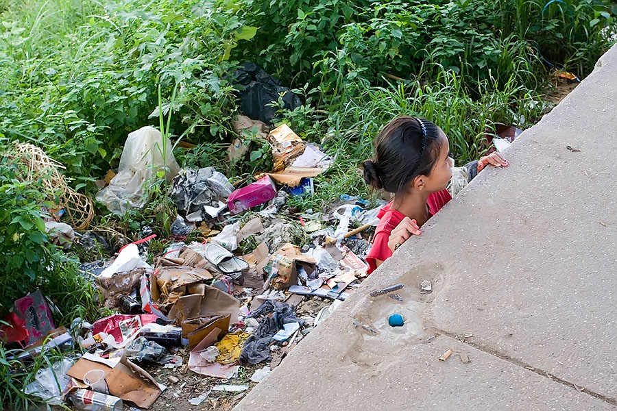 Living in garbage in Mae Sot