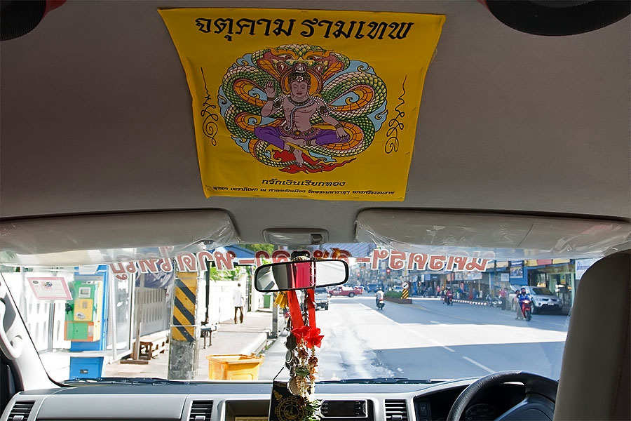 Nakhon Sri Thammarat: Jatukham Ramathep image protecting this minivan from accidents