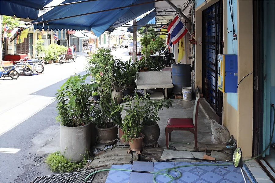 Typical Thai sidewalk