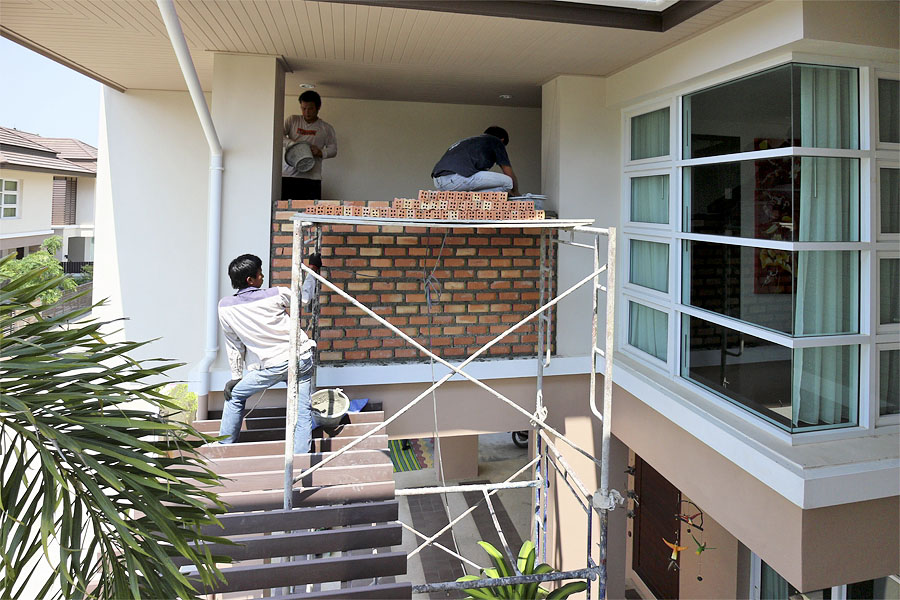 Thai builders at work