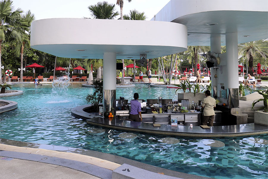 Swimming pool and pool bar at the Amari Garden Hotel, Pattaya