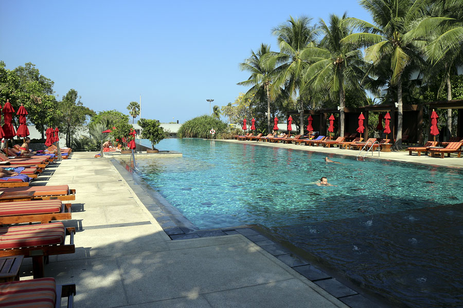 Swimming pool at the Amari Hotel, Pattaya