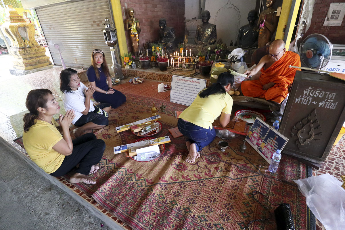 Thais making merit at Lamai temple