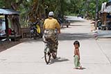 Muslim man and child in Baan Nua village - Click for larger image