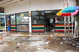7-Eleven stores never close in Thailand but I didn't see any branch that was open after the flood - Click for larger image