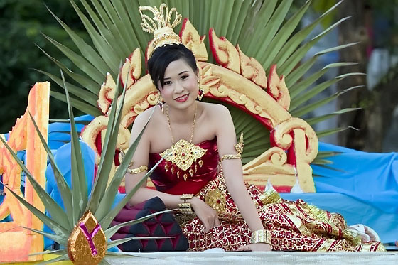 Participant in the annual Loy Gratong festival